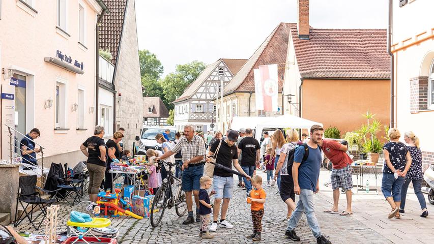Beim 36. Höchstadter Altstadtfest wurde entspannt durch den Kinderflohmarkt flaniert...