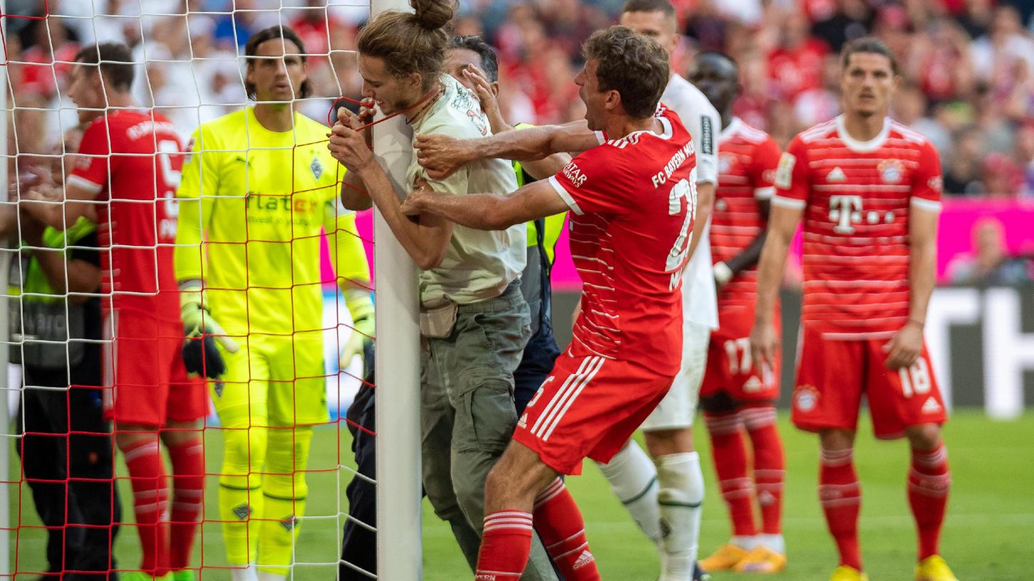 Während dem Fußballspiel des FC Bayerns gegen Mönchengladbach unterbrachen Aktivisten das Spiel.
Während dem Fußballspiel des FC Bayerns gegen Mönchengladbach unterbrachen Aktivisten das Spiel.
