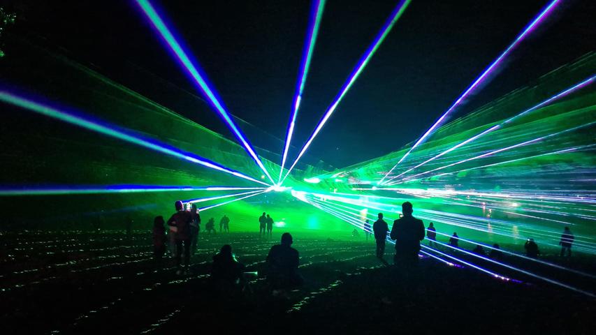 Bunte Lichter über dem See: Insgesamt viermal wurde bei den Magischen Momenten  vom Deck der MS Brombachsee die Lasershow gezeigt.