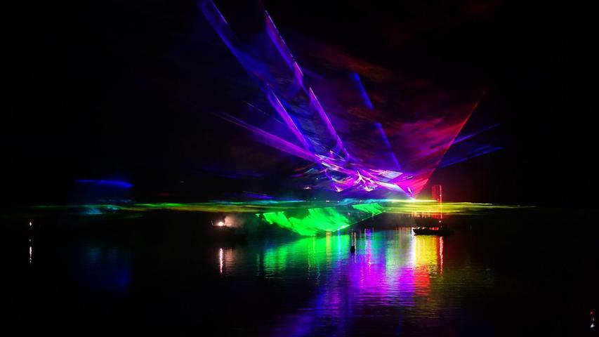 Bunte Lichter über dem See: Insgesamt viermal wurde bei den Magischen Momenten  vom Deck der MS Brombachsee die Lasershow gezeigt.