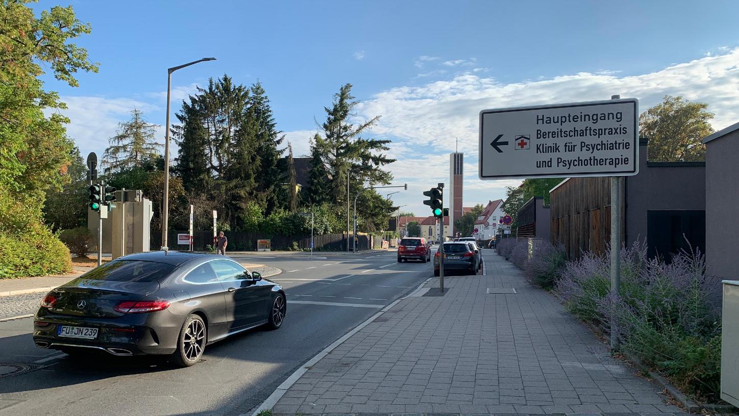 Ab der Einmündung zur Jakob-Henle-Straße – links biegt man zum Klinikum ab – wird die Friedrich-Ebert-Straße zur Baustelle.
