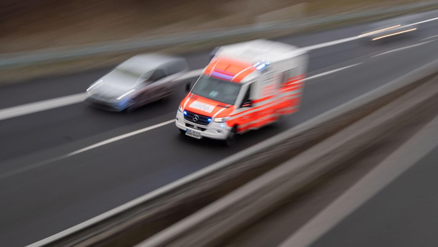Tödlicher Unfall auf der A3: Mann stürzt mit Wagen Böschung hinab