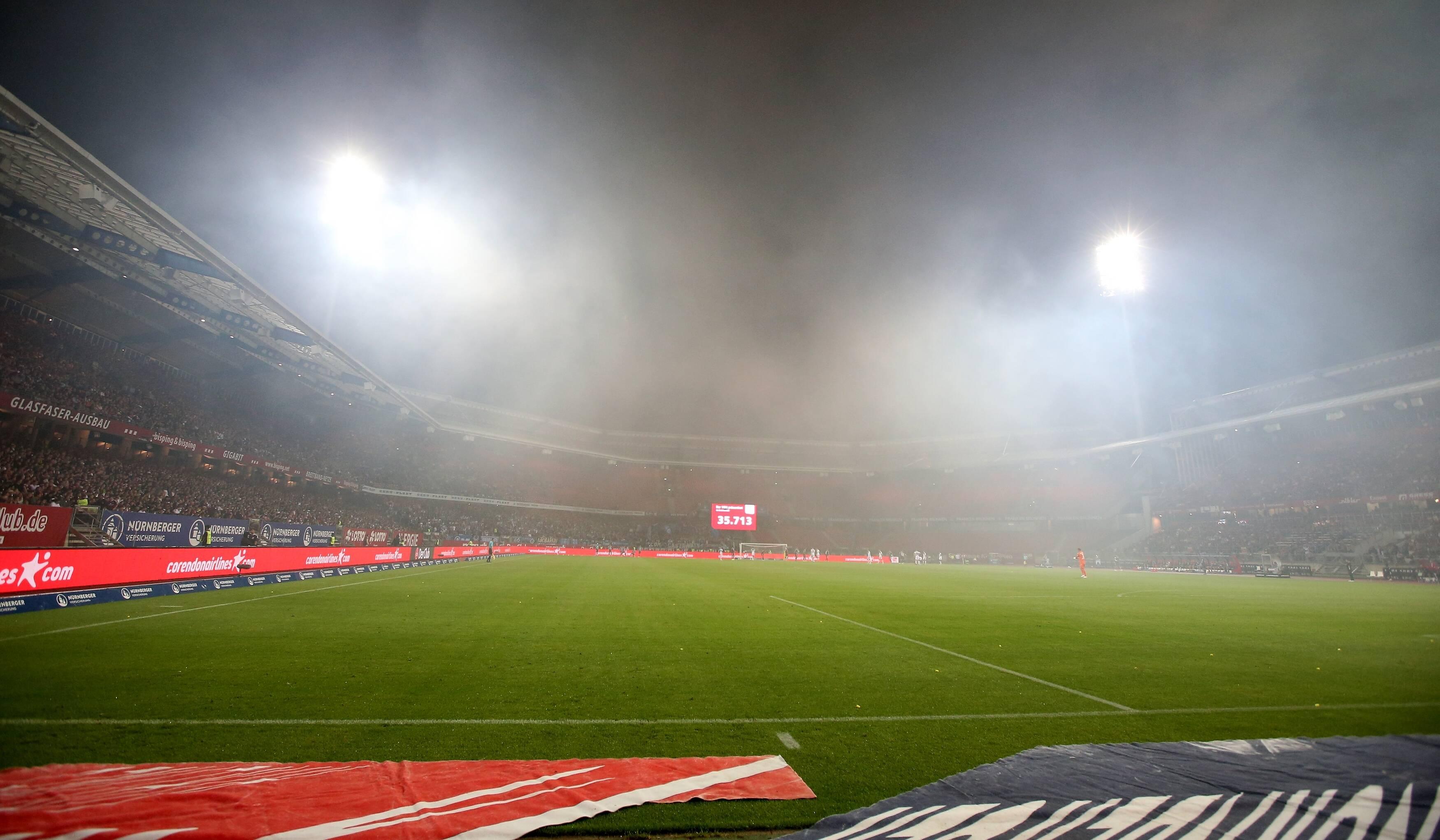<p>Immer wieder wurde danach das Spielfeld vernebelt. Nach der großen Choreo zu Beginn wurde im Verlauf des Spiels viel Pyrotechnik gezündet.</p>
