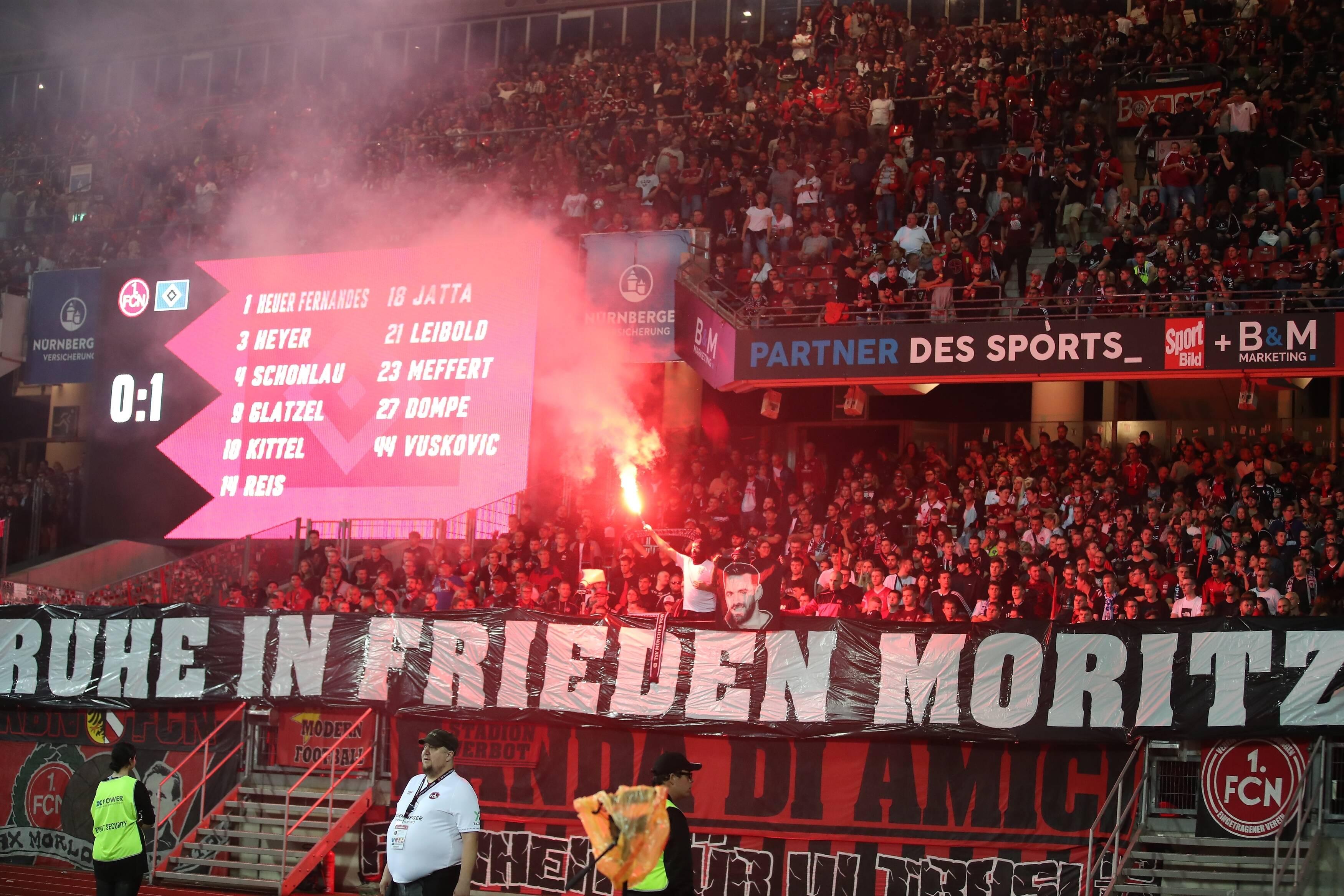 <p>Die Anhänger gedachten auch dem verstorbenen Fan des TSV 1860 München. Er war im Alter von 36 Jahren bei einem Verkehrsunfall tödlich verunglückt.</p>

