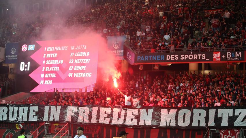Die Anhänger gedachten auch dem verstorbenen Fan des TSV 1860 München. Er war im Alter von 36 Jahren bei einem Verkehrsunfall tödlich verunglückt.