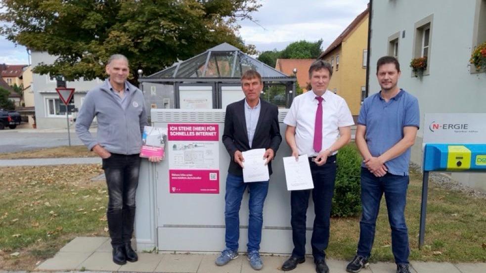 Thomas Vollrath, Bürgermeister Jürgen Pawlicki, Markus Sand und Peter Liesenfeld, der Kämmerer der VG Hahnenkamm, besiegelten den Vertrag.