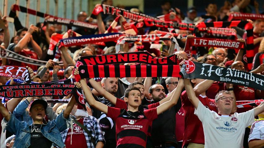 Insgesamt sahen 35.713 Zuschauer am Samstagabend das Spiel gegen den Hamburger SV im Max-Morlock-Stadion.