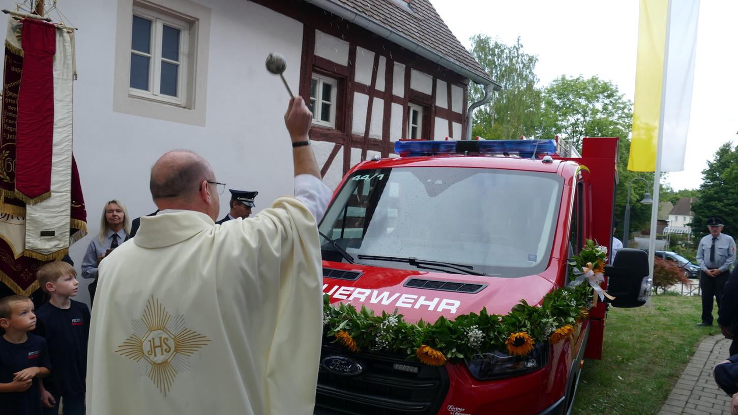 Pfarrer Norbert Förster segnete nach dem Gottesdienst das neue Tragkraftspritzenfahrzeug der Feuerwehr Kühlenfels und danach alle Gläubigen.