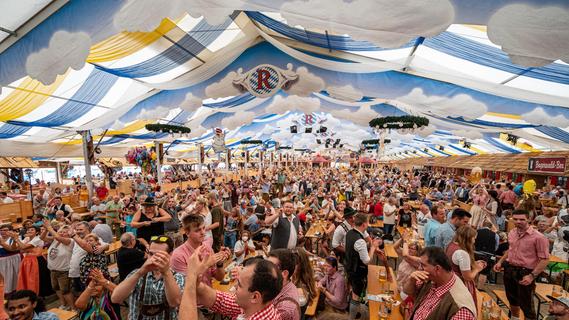 Volksfest lässt Corona-Zahlen explodieren: Bayerische Stadt hat höchste Inzidenz Deutschlands