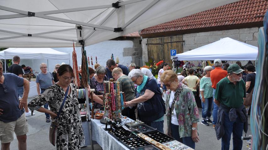 Im Rathaushof hielt der Handwerkermarkt viele Schätze bereit.