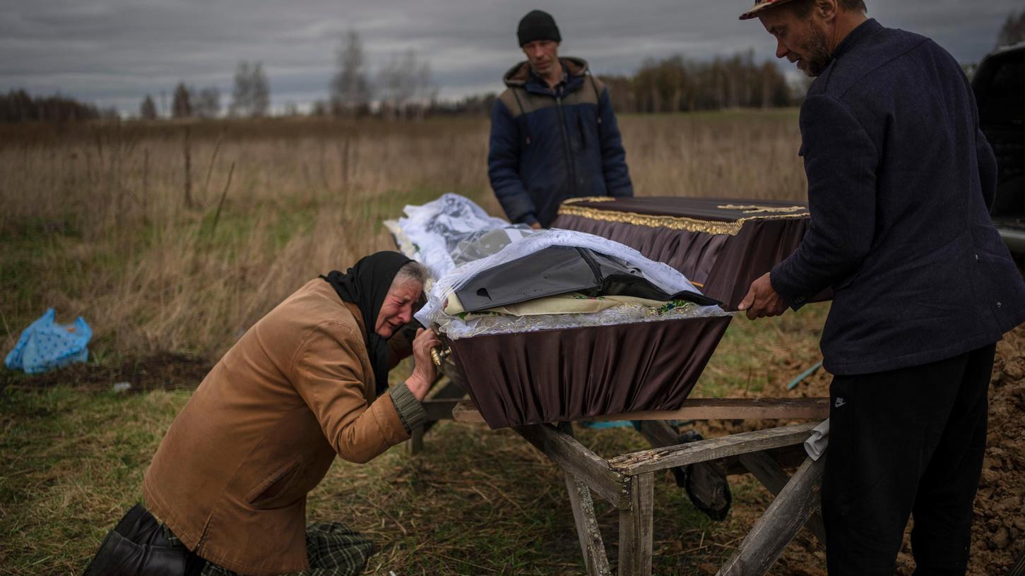 Nadiya Trubchaninova (70) weint, während sie den Sarg ihres Sohnes Vadym (48) hält, der von russischen Soldaten in Butscha getötet wurde.
