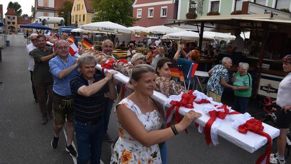 Sechs Meter Nusszopf und Tanzen trotz Regen: So war's beim Allersberger Bürgerfest