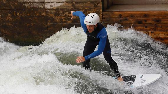 Schlangestehen für die perfekte Welle: So war das erste öffentliche Surf-Training in Nürnberg