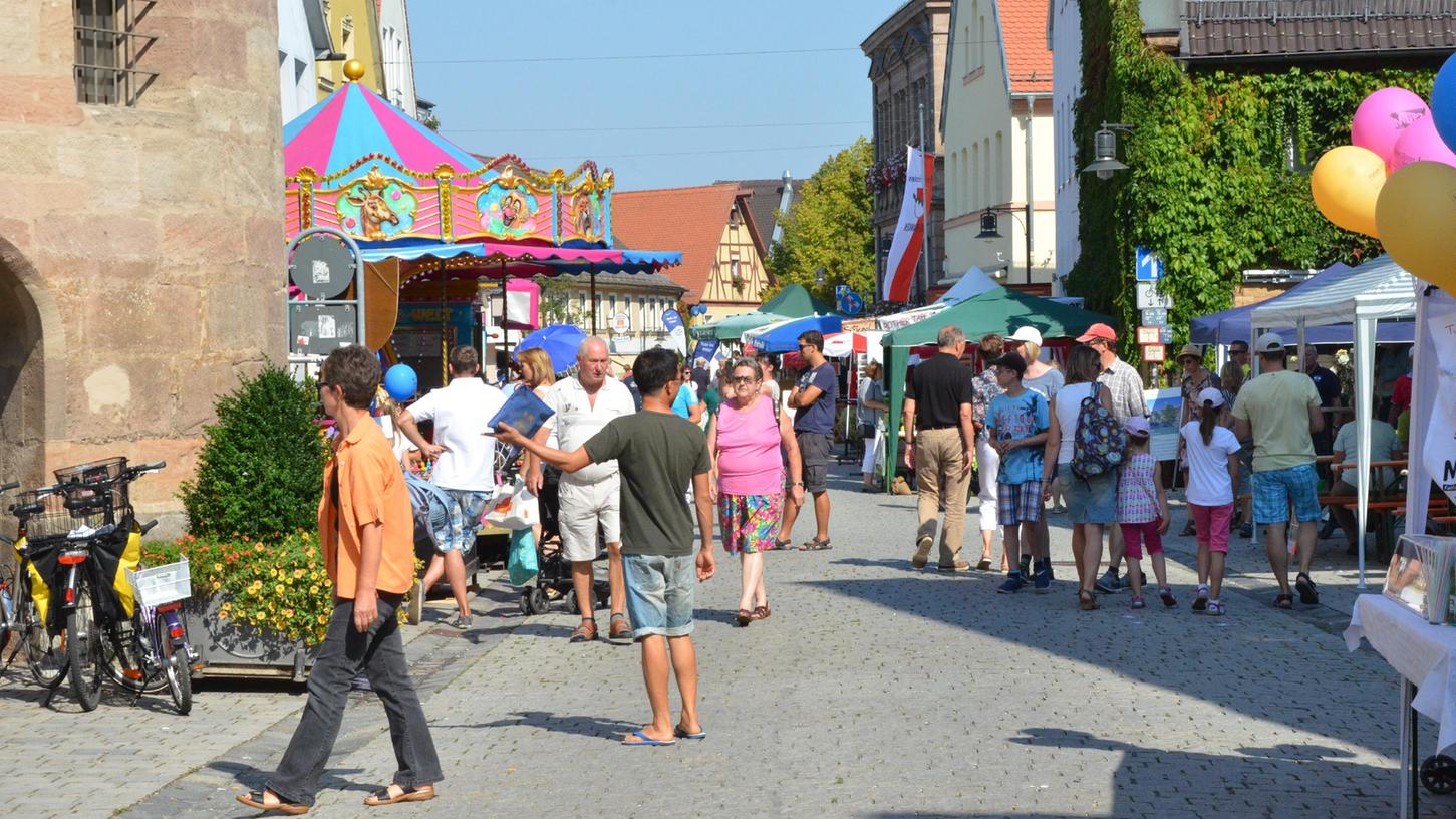 In einen großen Vergnügungspark verwandelt sich das Zentrum Roths zum Altstadtfest, an dem sich zahlreiche Vereine und Organisationen aktiv einbringen.  