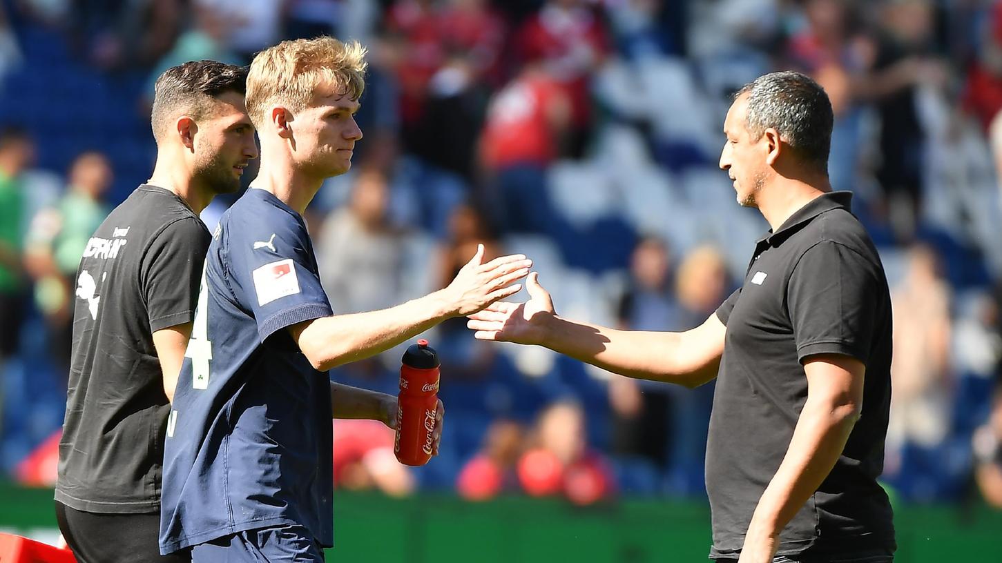 Abklatschen mit dem neuen Chef: Marco John mit Rachid Azzouzi.