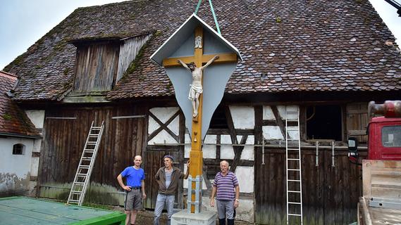 Von der Kneipen-Theke zum großen Holzkreuz: Richard Voit stiftet eine Skulptur