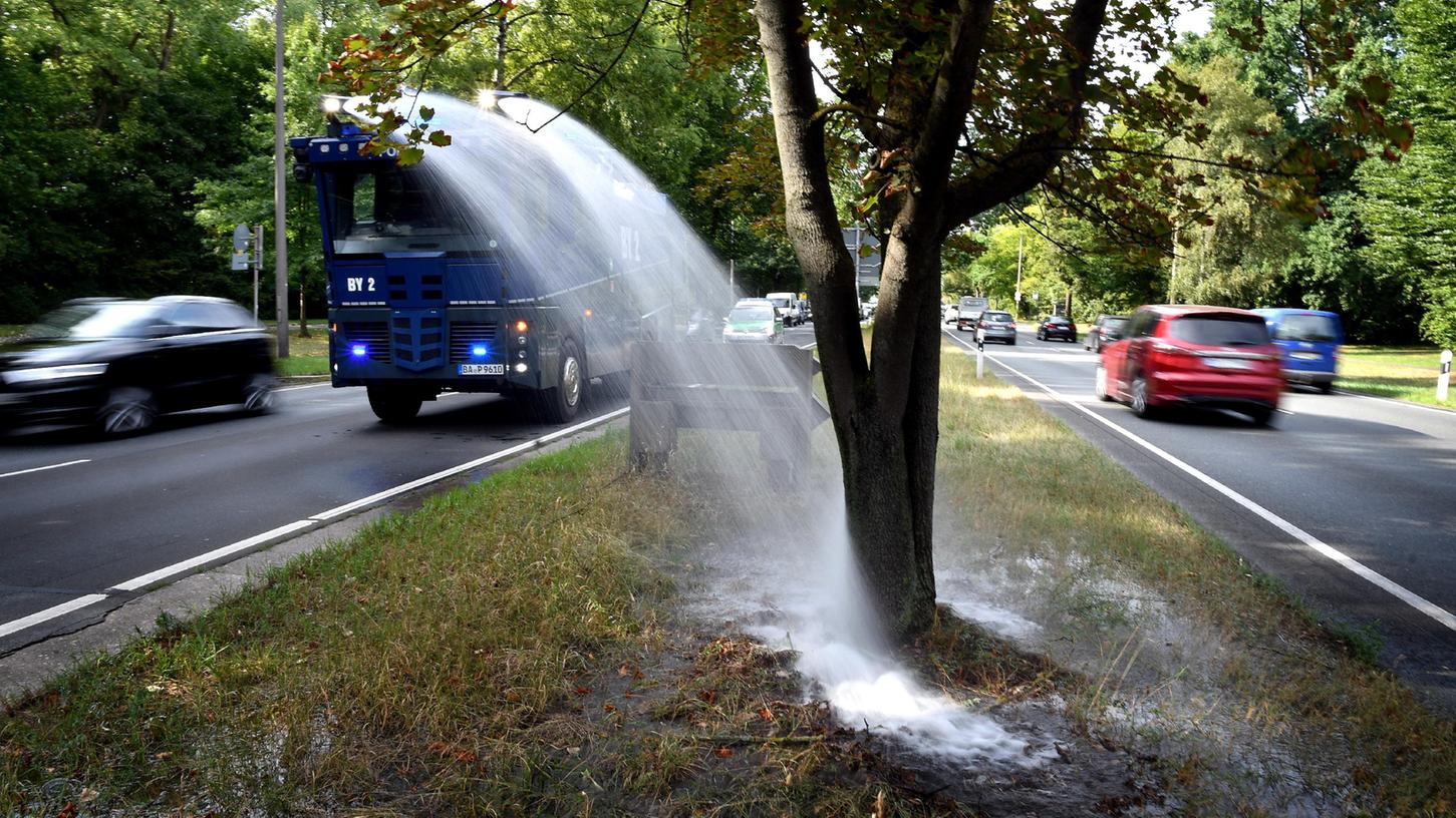Sondereinsatz für den Wasserwerfer: In Nürnberg wird er zum Bäume-Gießen eingesetzt. Sondereinsatz für den Wasserwerfer: In Nürnberg wird er zum Bäume-Gießen eingesetzt.