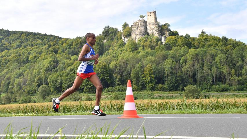 Beim Fränkische Schweiz Marathon in Forchheim laufen Tausende durch die schöne Landschaft Frankens.