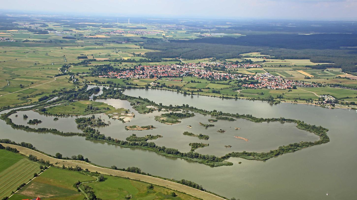 In Muhr am See (im Hintergrund) und bei den Exkursionen auf der Vogelinsel ist der LBV seit vielen Jahren stark präsent. Das Naturschutzgebiet ist Thema eines gemeinsamen Vortragsabends von LBV und Volkshochschule Weißenburg am 12. November. In Muhr am See (im Hintergrund) und bei den Exkursionen auf der Vogelinsel ist der LBV seit vielen Jahren stark präsent. Das Naturschutzgebiet ist Thema eines gemeinsamen Vortragsabends von LBV und Volkshochschule Weißenburg am 12. November.
