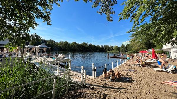 Ein Idyll mitten im Straßengetümmel: der Halensee.Mehr persönliche Lieblingsorte von unserem Berlin-Korrespondent Harald Baumer.