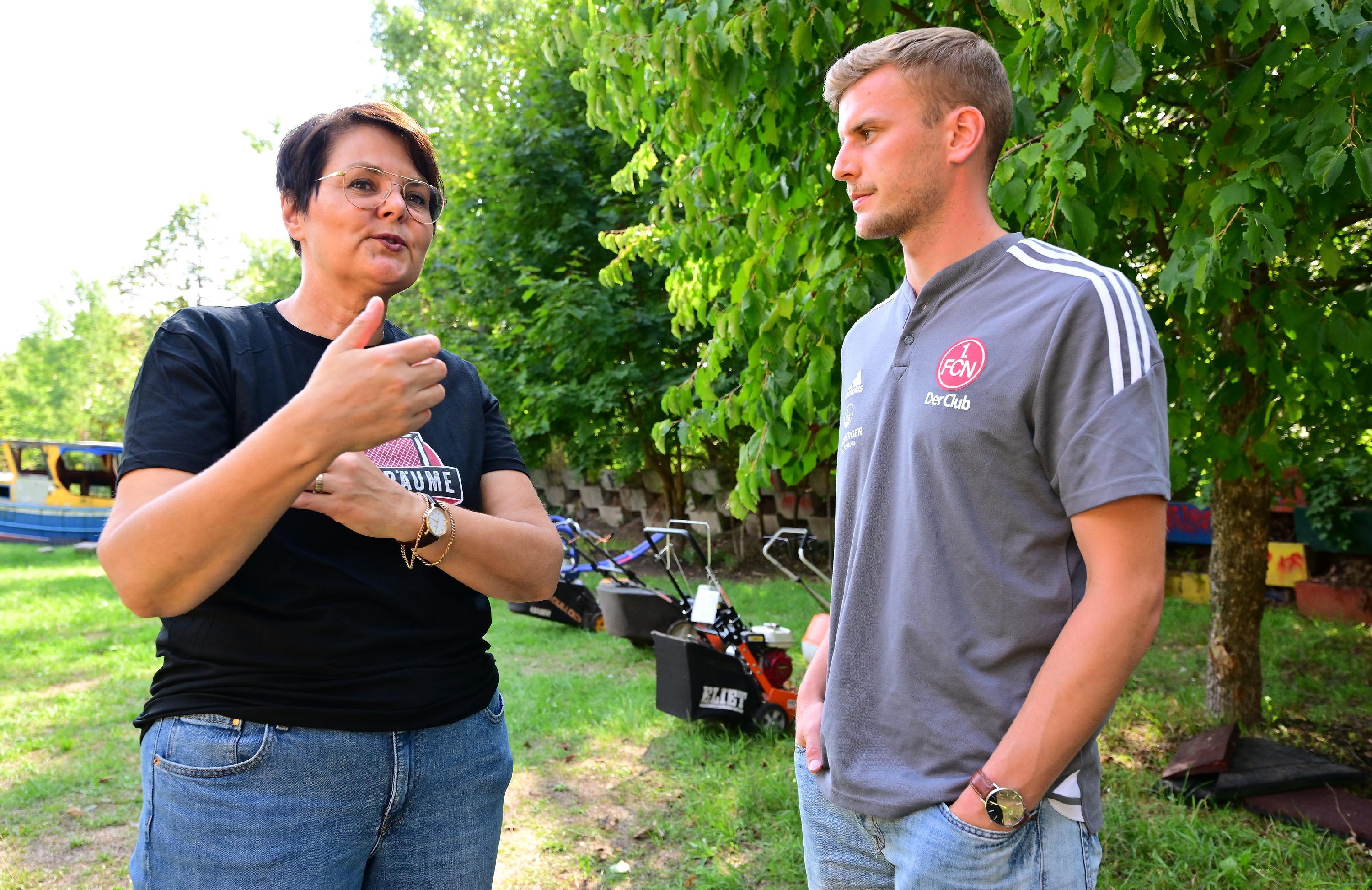 ClubStürmer beim Rasenmähen Daferner hilft am Aktivspielplatz in Nürnberg