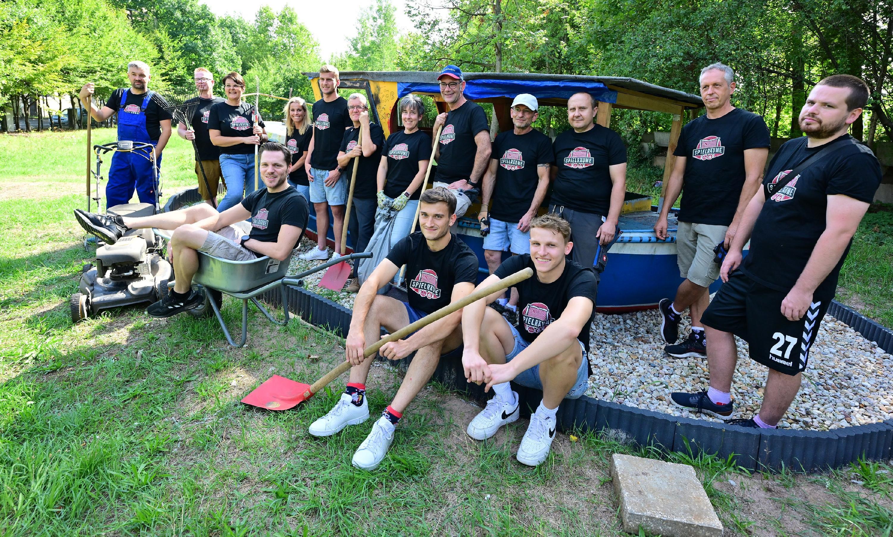 ClubStürmer beim Rasenmähen Daferner hilft am Aktivspielplatz in Nürnberg
