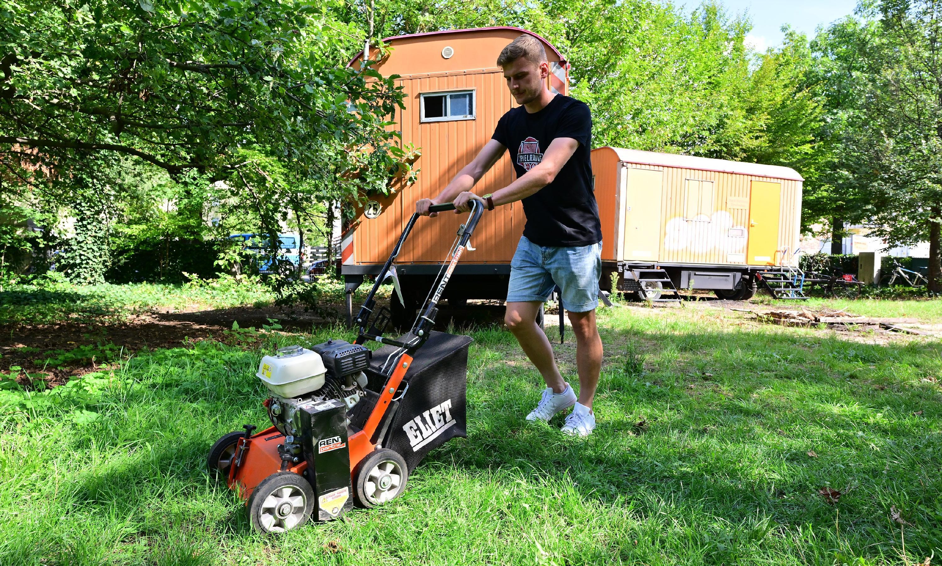 ClubStürmer beim Rasenmähen Daferner hilft am Aktivspielplatz in Nürnberg