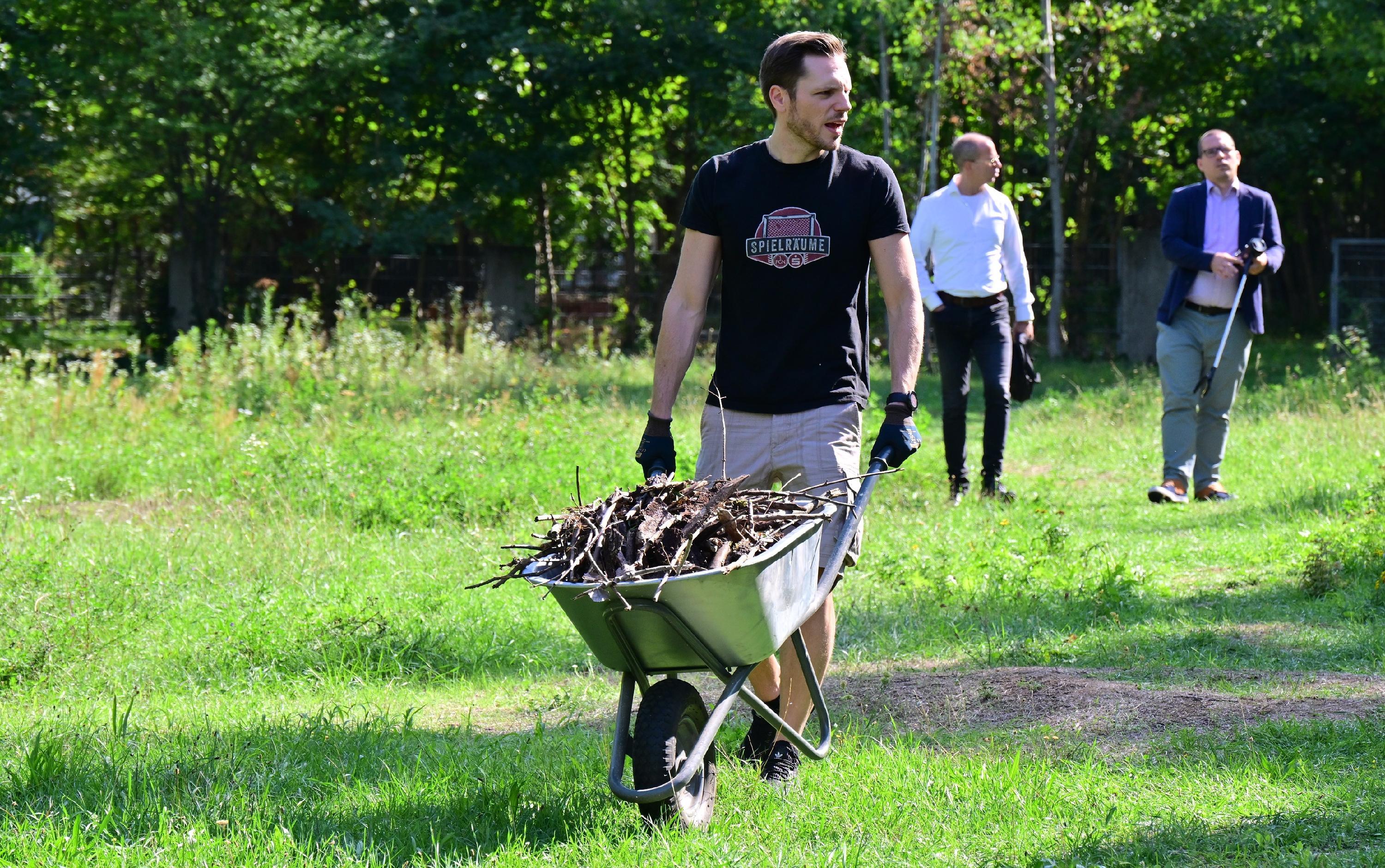 ClubStürmer beim Rasenmähen Daferner hilft am Aktivspielplatz in Nürnberg