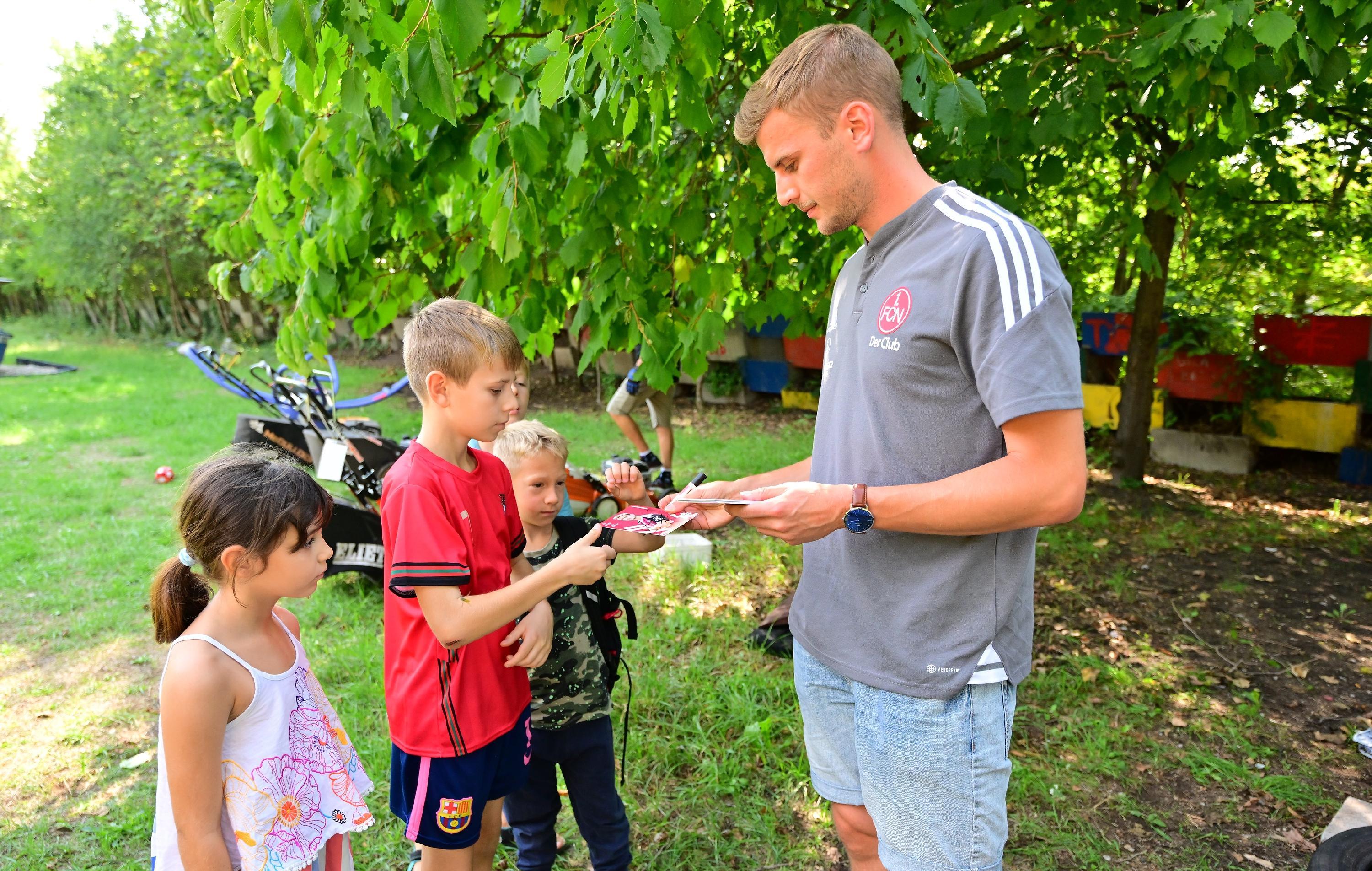 ClubStürmer beim Rasenmähen Daferner hilft am Aktivspielplatz in Nürnberg