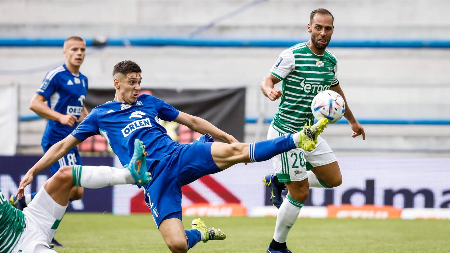 "Er kommt in einer guten Verfassung und hat in dieser Saison schon sehr gute Spiele absolviert", sagt Fürths Trainer über Damian Michalski (in Blau).