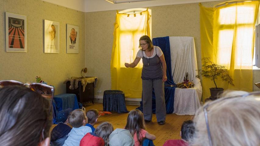 Erzählerin Maria Weidinger nimmt ihr Publikum am Sonntag auf einen Märchenspaziergang durch den Wald am Schmausenbuck mit. Treffpunkt ist um 15 Uhr am Tiergarteneingang. Geeignet für Kinder ab 4 Jahren.
