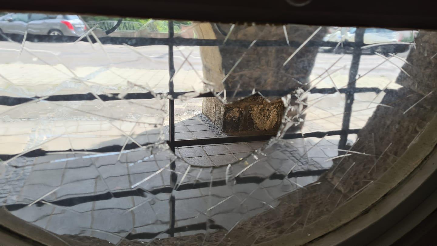Ein Fenster der Konradskapelle wurde am Wochenende eingeschlagen. Die Polizei sucht nach Zeugen. 