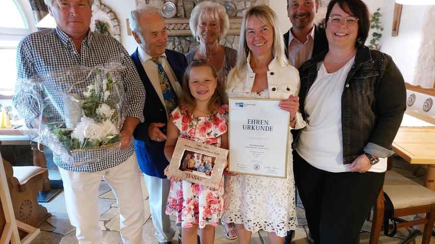 Bei Uhren Wolf in Pegnitz ist Mitarbeiterin Maria Dreßel (dritte von rechts) für ihr 40-jährige Treue zum Familienbetrieb geehrt worden. "In der heutigen Zeit ist es nicht selbstverständlich und eher selten, 40 Jahre in einer schon familiären Atmosphäre, einem Betrieb treu zu bleiben", so Alexandra Wolf (rechts). Mit 15 Jahren startete Dreßel damals ins Berufsleben mit der damals zweijährigen Ausbildung zur Verkäuferin im Bereich Schmuck und Uhren. Mit dem anschließenden dritten Jahr der Ausbildung konnte sie als Einzelhandelskauffrau ihre Ausbildung erfolgreich abschließen. Im Laufe der vielen Jahre hat sie sich ein sehr großes Fachwissen angeeignet womit sie die Kundschaft ausführlich beraten kann. In den 90er Jahren absolvierte Maria die Weiterbildung zum Handelsfachwirt. "Noch heute macht der beliebten und geschätzten Verkäuferin die Beratung der Kunden sehr großen Spaß und sie gehört natürlich schon zum Inventar des seit 1960 bestehenden Familienbetriebes.", so Wolf. Bei Uhren Wolf in Pegnitz ist Mitarbeiterin Maria Dreßel (dritte von rechts) für ihr 40-jährige Treue zum Familienbetrieb geehrt worden. "In der heutigen Zeit ist es nicht selbstverständlich und eher selten, 40 Jahre in einer schon familiären Atmosphäre, einem Betrieb treu zu bleiben", so Alexandra Wolf (rechts). Mit 15 Jahren startete Dreßel damals ins Berufsleben mit der damals zweijährigen Ausbildung zur Verkäuferin im Bereich Schmuck und Uhren. Mit dem anschließenden dritten Jahr der Ausbildung konnte sie als Einzelhandelskauffrau ihre Ausbildung erfolgreich abschließen. Im Laufe der vielen Jahre hat sie sich ein sehr großes Fachwissen angeeignet womit sie die Kundschaft ausführlich beraten kann. In den 90er Jahren absolvierte Maria die Weiterbildung zum Handelsfachwirt. "Noch heute macht der beliebten und geschätzten Verkäuferin die Beratung der Kunden sehr großen Spaß und sie gehört natürlich schon zum Inventar des seit 1960 bestehenden Familienbetriebes.", so Wolf.
