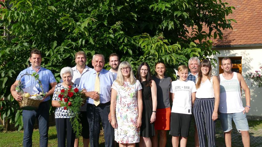 Sich immer noch verliebt in die Augen schauen, das können Elisabetha und Heinrich Schaffer aus Elbersberg. Nun feierten sie im Kreise ihrer Familie ihre Diamantene Hochzeit. Kennengelernt hatten sich die beiden 1959 in der früheren Pottensteiner Kinohalle. „Hier waren die schönsten Bälle nach dem Krieg“, schwärmte Heinrich Schaffer, der 21 Jahre als Bauhofleiter bei der Stadt Pottenstein beschäftigt war. Hier kennt ihn jeder als „Wasserheiner.“ Vorher schaffte er als Maurer und Vorarbeiter bei Pegnitzer Baufirmen. Heinrich Schaffer ist auch Gründungsmitglied des TSV Elbersberg und bekannt als Schiedsrichter und Organisator von „Singen in der Stubn.“ Als sie 1962 heirateten, wurden sie von dem damaligen Pfarrer Duschner in Elbersberg getraut. „Wir hatten so herrliches Wetter wie heute und einen roten Rosenstrauß. Damals wurde zuhause gefeiert und zum „Stutz“ ging es am Abend in den Saal des Gasthauses Reichel. Hier wurde noch getanzt bei einem gemütlichen Beisammensein“, erinnert sich die Jubelbraut. Sie zog die vier Kinder groß und arbeitete als Saisonkraft bei der Quelle in Fürth. Neben den zwei Töchtern und den zwei Söhnen freut sich das Jubelpaar auf die acht Enkel und einen Urenkel. Gerne schauen sie auf ihre gemeinsamen Urlaube im Bayerischen Wald und in Meran in Südtirol zurück und halten sich heute bei den Gartenarbeiten und dem Gemüseanbau fit. Bürgermeister Stefan Frühbeißer gratulierte im Namen der Stadt Pottenstein und erinnerte an die vielen Arbeiten von der Planung bis zur Fertigstellung, die Heinrich Schaffer in seiner damaligen Dienstzeit stemmte, wie beispielsweise den Bau des jetzigen Bauhofes, viele Pottensteiner Brücken und die Erschließung des Baugebietes Vockenstein. Welche Eherezept haben sie für ihr langes Eheleben? „Wir hatten von Anfang an beschlossen, nie nachtragend zu sein und alles zu besprechen“, bemerkte das Paar und Heinrich Schaffer fügte schmunzelnd hinzu: „Früher hatte ich das Sagen und heute hat dies meine Frau.“ zum Bild: Glücklich konnte Ehepaar Schaffer auf 60 gemeinsame Ehejahre zurückblicken. Mit im Bild die vier Kinder, einige Enkel und Bürgermeister Stefan Frühbeißer (links). Dieser gratulierte im Namen der Stadt Pottenstein und überbrachte einen Geschenkkorb. Sich immer noch verliebt in die Augen schauen, das können Elisabetha und Heinrich Schaffer aus Elbersberg. Nun feierten sie im Kreise ihrer Familie ihre Diamantene Hochzeit. Kennengelernt hatten sich die beiden 1959 in der früheren Pottensteiner Kinohalle. „Hier waren die schönsten Bälle nach dem Krieg“, schwärmte Heinrich Schaffer, der 21 Jahre als Bauhofleiter bei der Stadt Pottenstein beschäftigt war. Hier kennt ihn jeder als „Wasserheiner.“ Vorher schaffte er als Maurer und Vorarbeiter bei Pegnitzer Baufirmen. Heinrich Schaffer ist auch Gründungsmitglied des TSV Elbersberg und bekannt als Schiedsrichter und Organisator von „Singen in der Stubn.“ Als sie 1962 heirateten, wurden sie von dem damaligen Pfarrer Duschner in Elbersberg getraut. „Wir hatten so herrliches Wetter wie heute und einen roten Rosenstrauß. Damals wurde zuhause gefeiert und zum „Stutz“ ging es am Abend in den Saal des Gasthauses Reichel. Hier wurde noch getanzt bei einem gemütlichen Beisammensein“, erinnert sich die Jubelbraut. Sie zog die vier Kinder groß und arbeitete als Saisonkraft bei der Quelle in Fürth. Neben den zwei Töchtern und den zwei Söhnen freut sich das Jubelpaar auf die acht Enkel und einen Urenkel. Gerne schauen sie auf ihre gemeinsamen Urlaube im Bayerischen Wald und in Meran in Südtirol zurück und halten sich heute bei den Gartenarbeiten und dem Gemüseanbau fit. Bürgermeister Stefan Frühbeißer gratulierte im Namen der Stadt Pottenstein und erinnerte an die vielen Arbeiten von der Planung bis zur Fertigstellung, die Heinrich Schaffer in seiner damaligen Dienstzeit stemmte, wie beispielsweise den Bau des jetzigen Bauhofes, viele Pottensteiner Brücken und die Erschließung des Baugebietes Vockenstein. Welche Eherezept haben sie für ihr langes Eheleben? „Wir hatten von Anfang an beschlossen, nie nachtragend zu sein und alles zu besprechen“, bemerkte das Paar und Heinrich Schaffer fügte schmunzelnd hinzu: „Früher hatte ich das Sagen und heute hat dies meine Frau.“ zum Bild: Glücklich konnte Ehepaar Schaffer auf 60 gemeinsame Ehejahre zurückblicken. Mit im Bild die vier Kinder, einige Enkel und Bürgermeister Stefan Frühbeißer (links). Dieser gratulierte im Namen der Stadt Pottenstein und überbrachte einen Geschenkkorb.