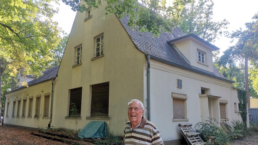 Karl Knöfel vor dem einstigen Stolz des Tuspo Fürth, dem Vereinsheim. Heute ist das Gebäude versteckt auf dem Gelände der SSG Dynamit Fürth, man benutzt es als Lager.