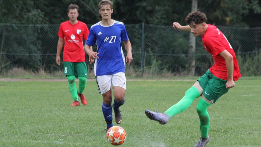 In der Fußball-Kreisklasse West setzte sich der FC Berolzheim-Meinheim (blaue Trikots) mit 4:1 beim Aufsteiger TSG Pappenheim durch.