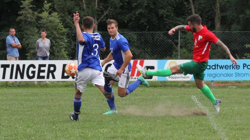 In der Fußball-Kreisklasse West setzte sich der FC Berolzheim-Meinheim (blaue Trikots) mit 4:1 beim Aufsteiger TSG Pappenheim durch.
