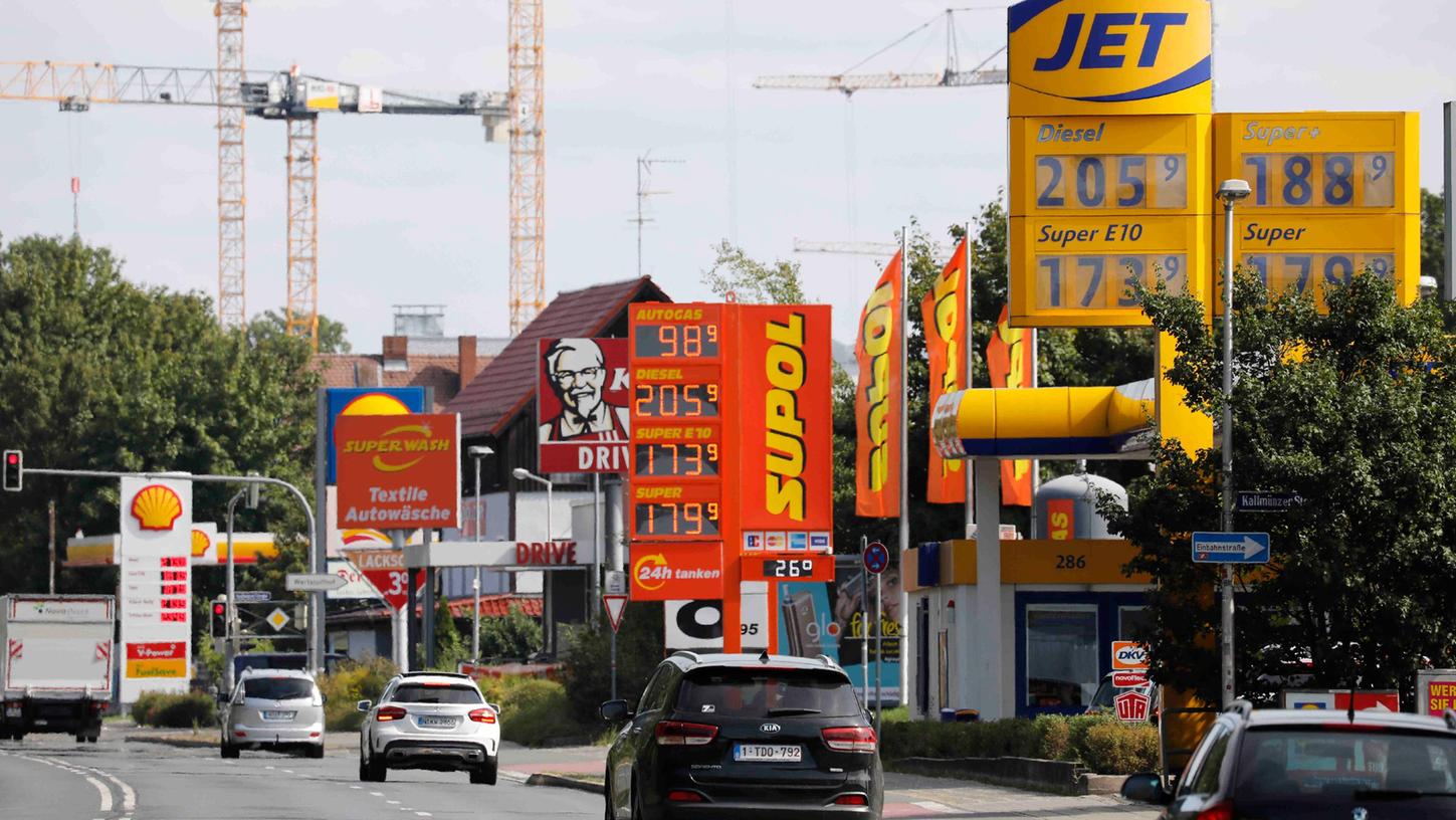 Blick in die Regensburger Straße in Nürnberg: Mit dem Ende des Tankrabatts könnten die Preise zum Monatsende deutlich steigen - aufwärts geht es bereits jetzt.
 
