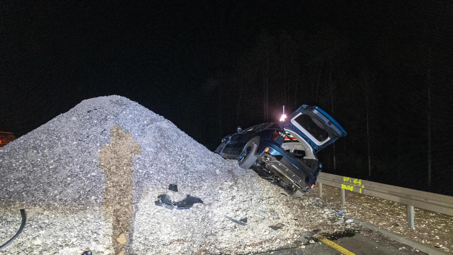 Irrfahrt auf der A3: Eine Autofahrerin krachte im Baustellenstellenbereich in einen Asphalthaufen und wurde dabei verletzt.