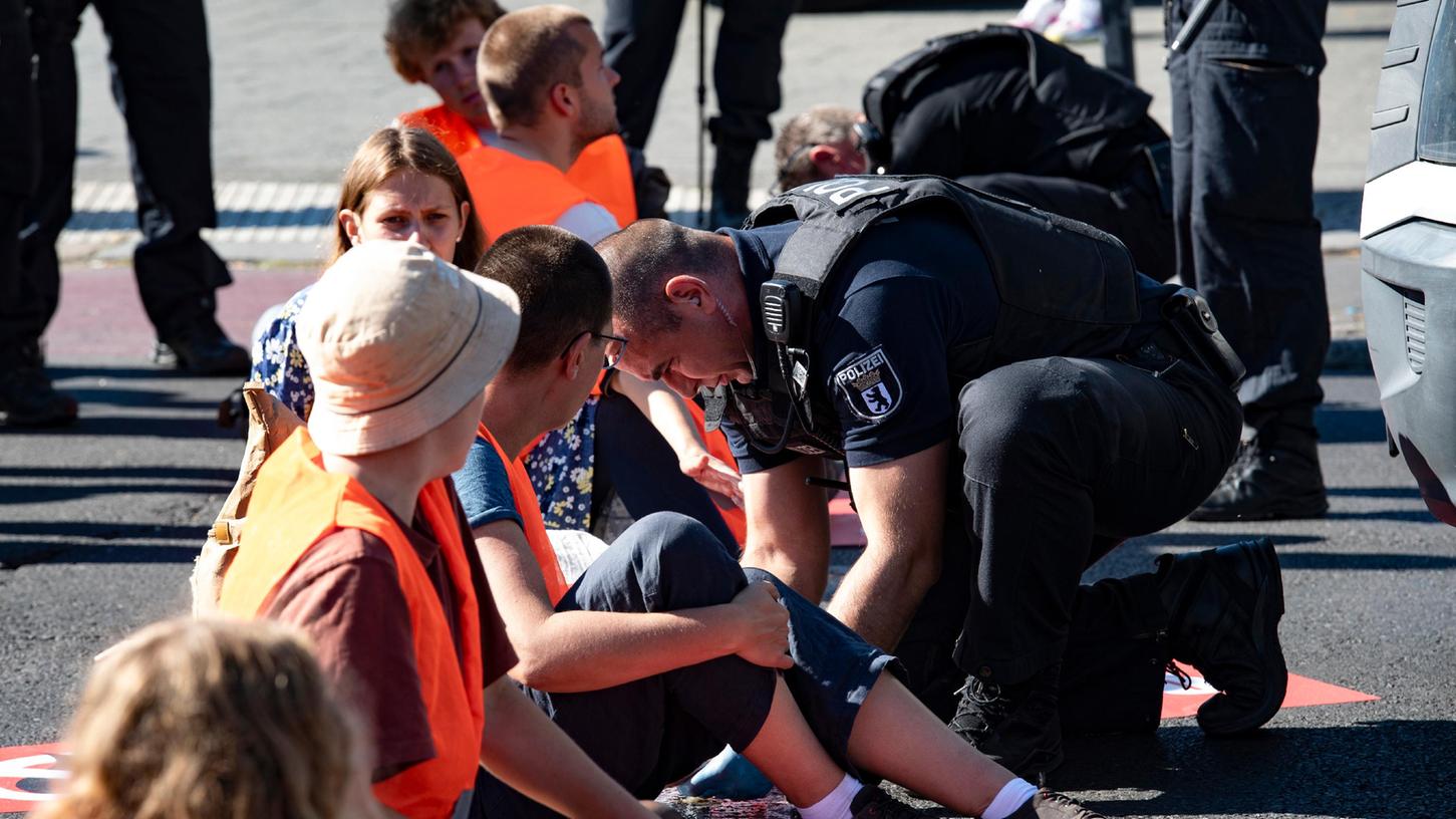 Mit Öl löste die Polizei die Aktivistinnen und Aktivisten wieder von der Straße.
Mit Öl löste die Polizei die Aktivistinnen und Aktivisten wieder von der Straße.