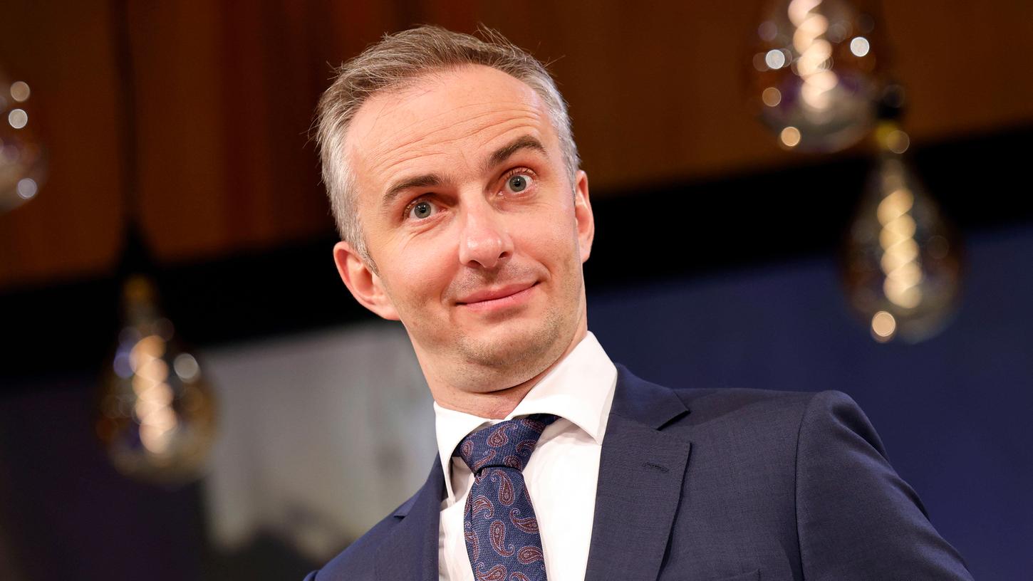 Jan Böhmermann kritisiert das deutsche Apotheken-Logo. Jan Böhmermann kritisiert das deutsche Apotheken-Logo.
