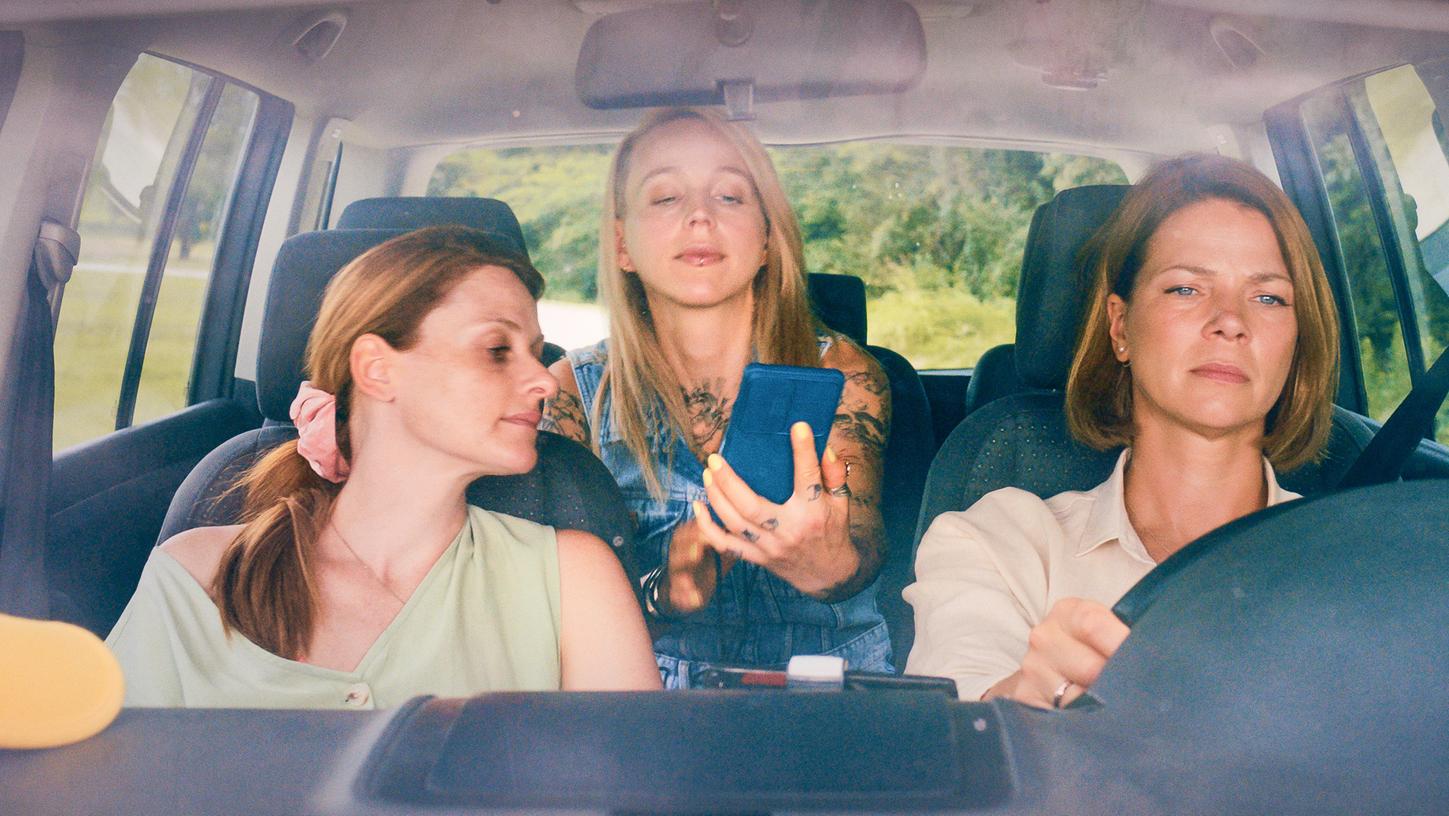 Jessica Schwarz (re.), Julia Becker und Petra Schmidt-Schaller in "Over & Out".
Jessica Schwarz (re.), Julia Becker und Petra Schmidt-Schaller in "Over & Out".