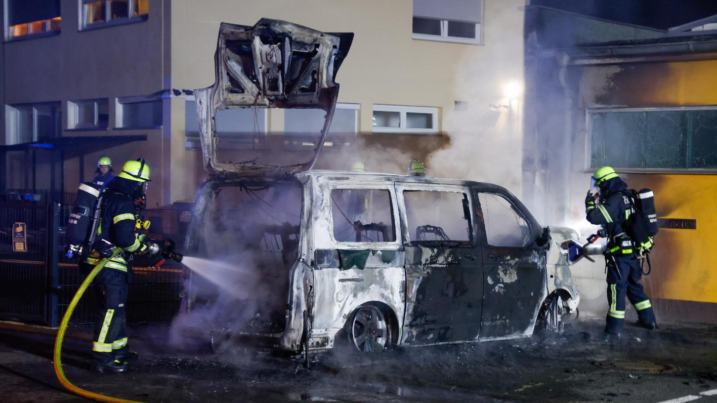 Ein geparkter Kleinbus stand am frühen Mittwochmorgen in Erlangen aus noch unklarer Ursache in Flammen.