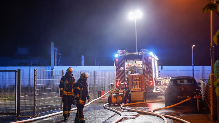 Die Feuerwehr konnte ein Übergreifen der Flammen auf Gebäude verhindern.