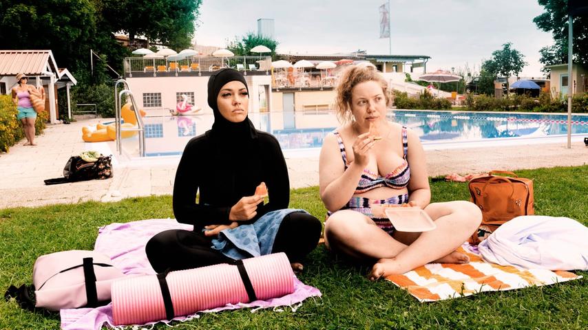 Julia Jendroßek (rechts) als Paula und Nilam Farooq als Yasemin in einer Szene des Films "Freibad".