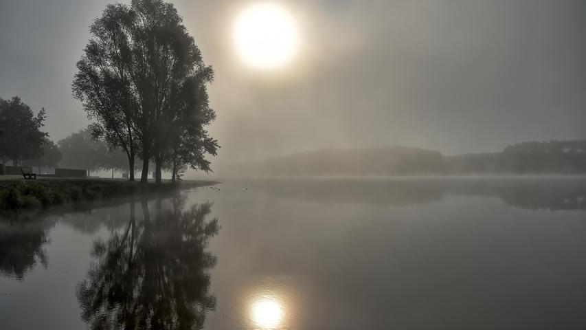 Gegen halb neun Uhr am Rothsee - die Sonne kämpft sich durch den Nebel.