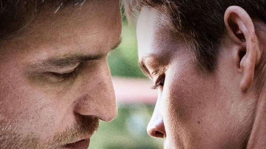 In der Netflix-Produktion "Der Parfumeur" lässt sich Emilia Schüle mit einem geheimnisvollen Mann ein, um ihren verlorengegangenen Geruchssinn zurückzugewinnen - und ihren Ex. Der Thriller mit Elementen aus Patrick Süskinds "Das Parfum" läuft ab 21. September.