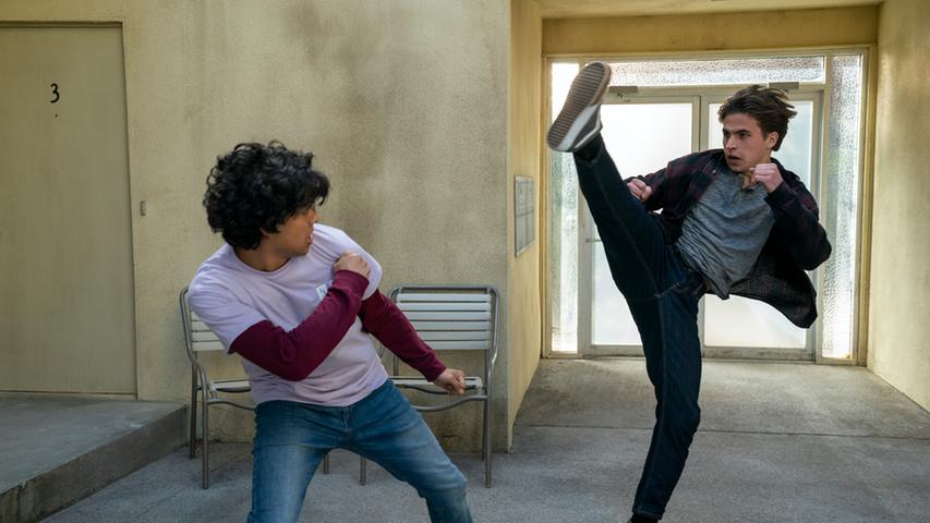 Runde fünf von "Cobra Kai" läuft ab 9. September bei Netflix. Nachdem sich Daniel LaRusso (Ralph Macchio) und Johnny Lawrence (William Zabka) in Staffel vier verbündet haben, dürfen Fans gespannt sein, wie es in der Karate-Serie nun weitergeht.  