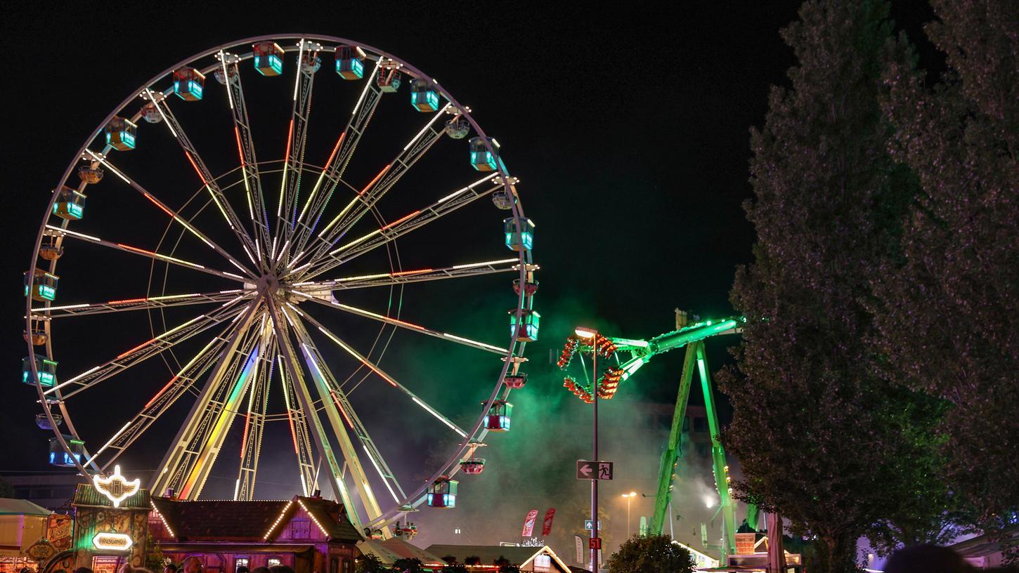 Ein Riesenrad und ein Hochfahrgeschäft findet man meist auch auf dem Kronacher Freischießen (Symbolbild).