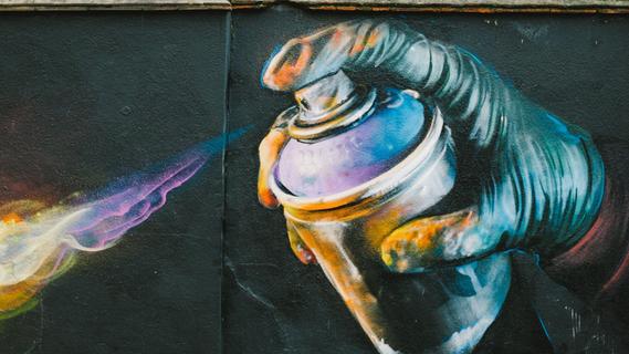 Graffiti an Betonschutzwand des Frankenschnellwegs - wer hat etwas beobachtet?